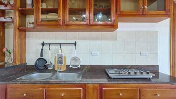 Stovetop, coffee/tea maker, cookware/dishes/utensils