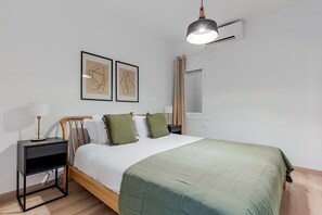 2 bedrooms, iron/ironing board, WiFi, bed sheets - Blueground | Fort Pienc, AC, nr Sagrada Família (Barcelona)