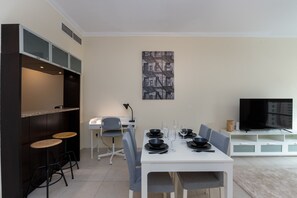 Dining - Chic Dubai Marina 1BR w/ Pool and Gym (Dubai)