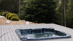 A hot tub on a wooden deck with a forest backdrop. - Balangara, Exeter, Southern Highlands (Exeter)