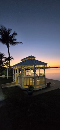 Cozy 2-bedroom house 1.5 baths with beach vibe, WiFi, AC in lovely Jensen Beach