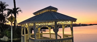 Cozy 2-bedroom house 1.5 baths with beach vibe, WiFi, AC in lovely Jensen Beach