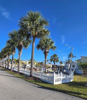 Property grounds - Cozy 2-bedroom house 1.5 baths with beach vibe, WiFi, AC in lovely Jensen Beach (Jensen Beach)