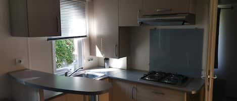 Kühlschrank, Mikrowelle, Herdplatte, Wasserkocher mit Kaffee-/Teezubehör