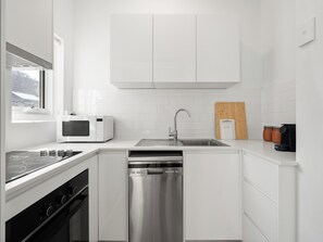 Kylskåp, mikrovågsugn, ugn och diskmaskin