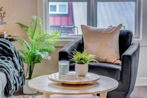 Smart TV, chimenea, libros y estéreo 
