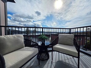 Terrace/patio - Sooke Harbour Resort Ocean Oasis (Sooke)