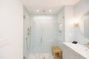 Dusche, Haartrockner, Handtücher