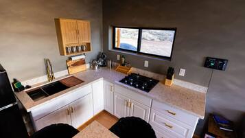 Kühlschrank, Herdplatte, Wasserkocher mit Kaffee-/Teezubehör