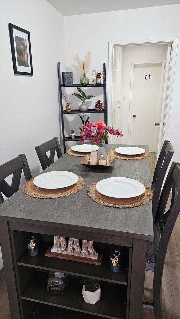 Dining - Charming 1-bedroom Apartment near Silverlake (Los Angeles)
