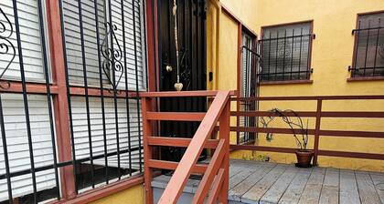 Charming 1-bedroom Apartment near Silverlake