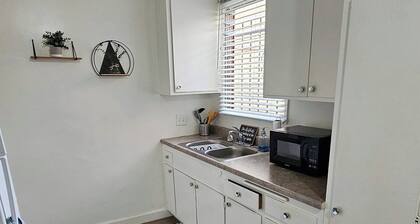 Charming 1-bedroom Apartment near Silverlake