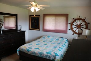 3 slaapkamers, een strijkplank/strijkijzer, gratis wifi, beddengoed