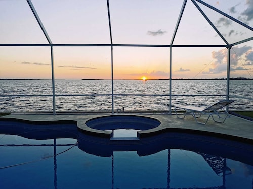 Sunset Paradise: Oceanfront 3-bedroom house on Terra Ceia Bay, Palmetto, Florida