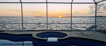 Sunset Paradise: Oceanfront 3-bedroom house on Terra Ceia Bay, Palmetto, Florida