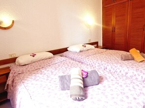 1 chambre, fer et planche à repasser, accès Internet, draps fournis