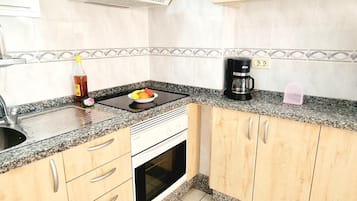 Kühlschrank, Ofen, Toaster, Kochgeschirr/Geschirr/Besteck