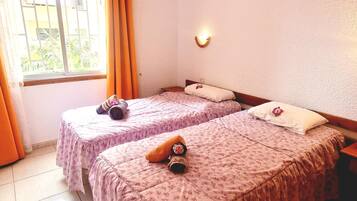 1 dormitorio, tabla de planchar con plancha, wifi y ropa de cama