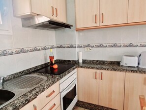 Kjøleskap, ovn, brødrister og kjøkkenutstyr