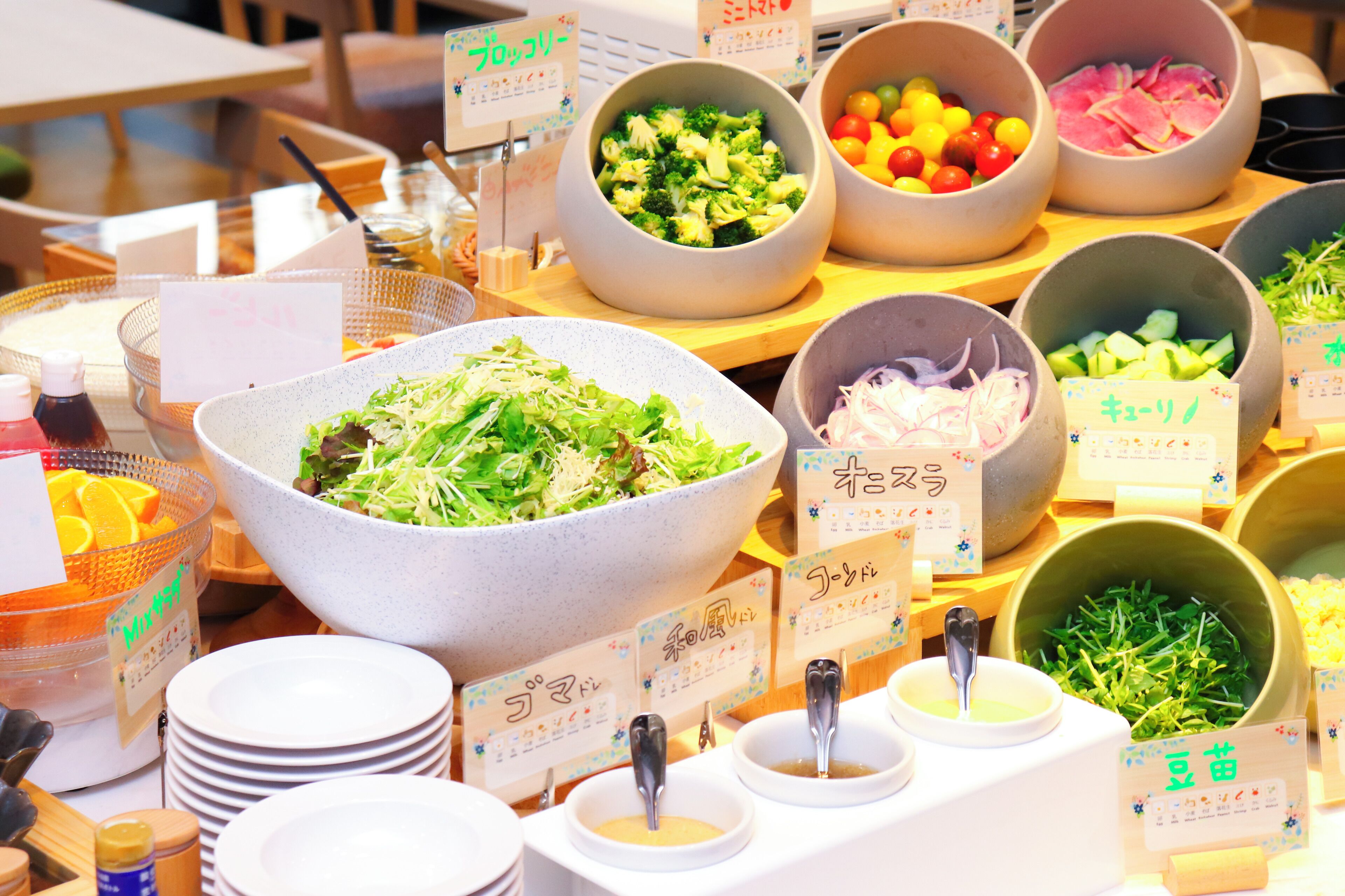 Un buffet con diverse opzioni tra cui insalate, verdure e frutta.