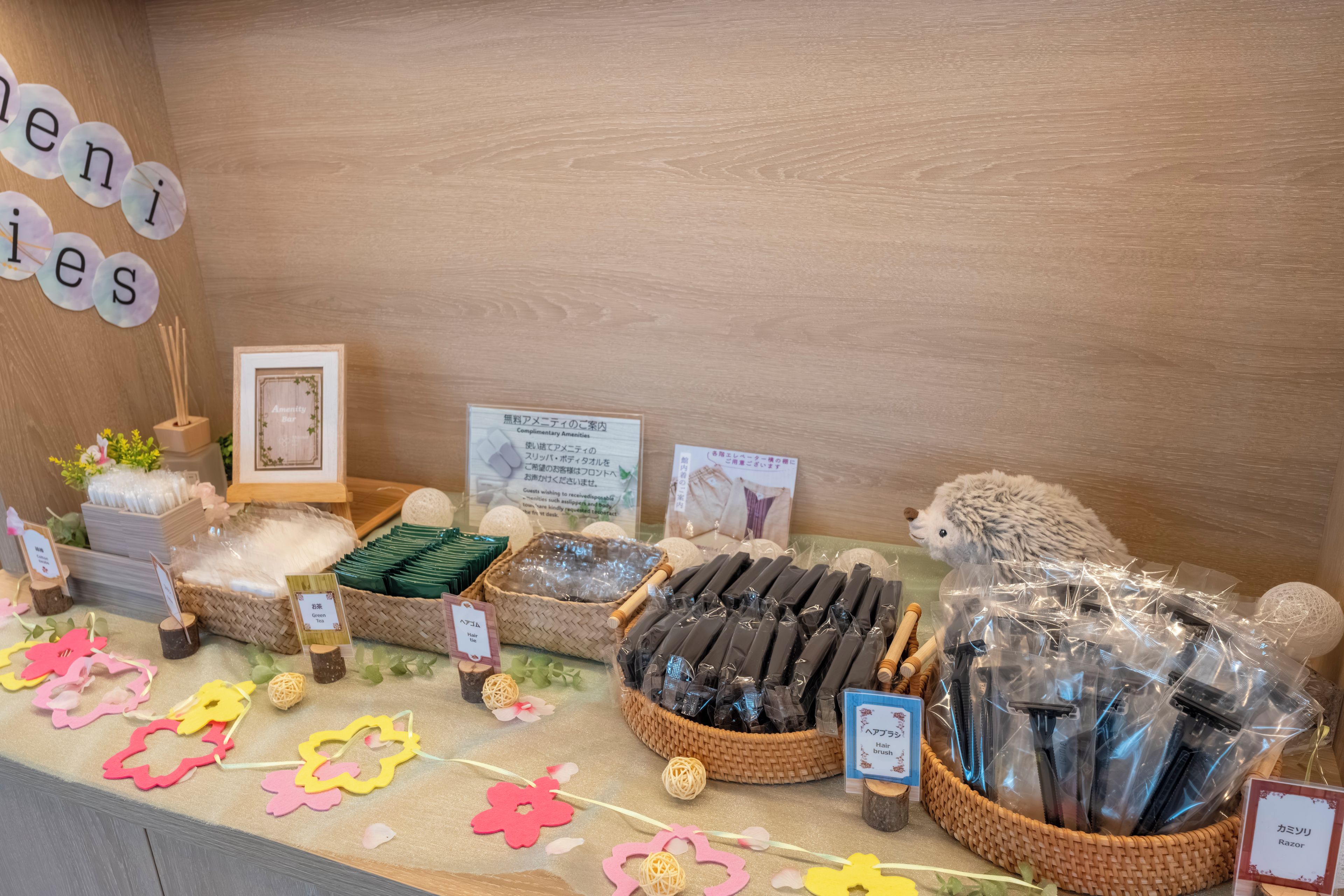 Una exhibición de varios productos para el cuidado del cabello, incluyendo gomas, cepillos y navajas.