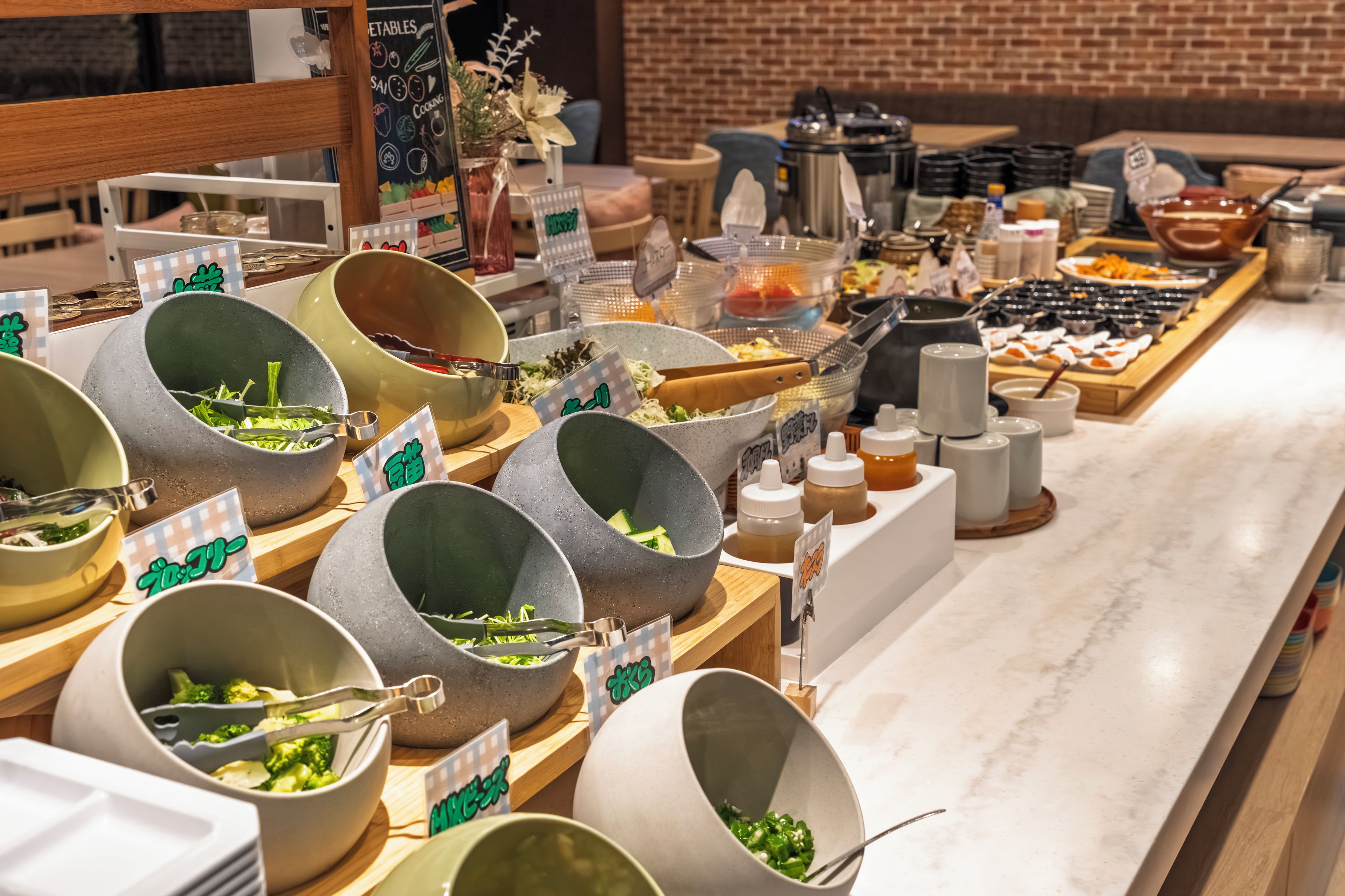 Un buffet proposant une variété de plats et d’ustensiles.