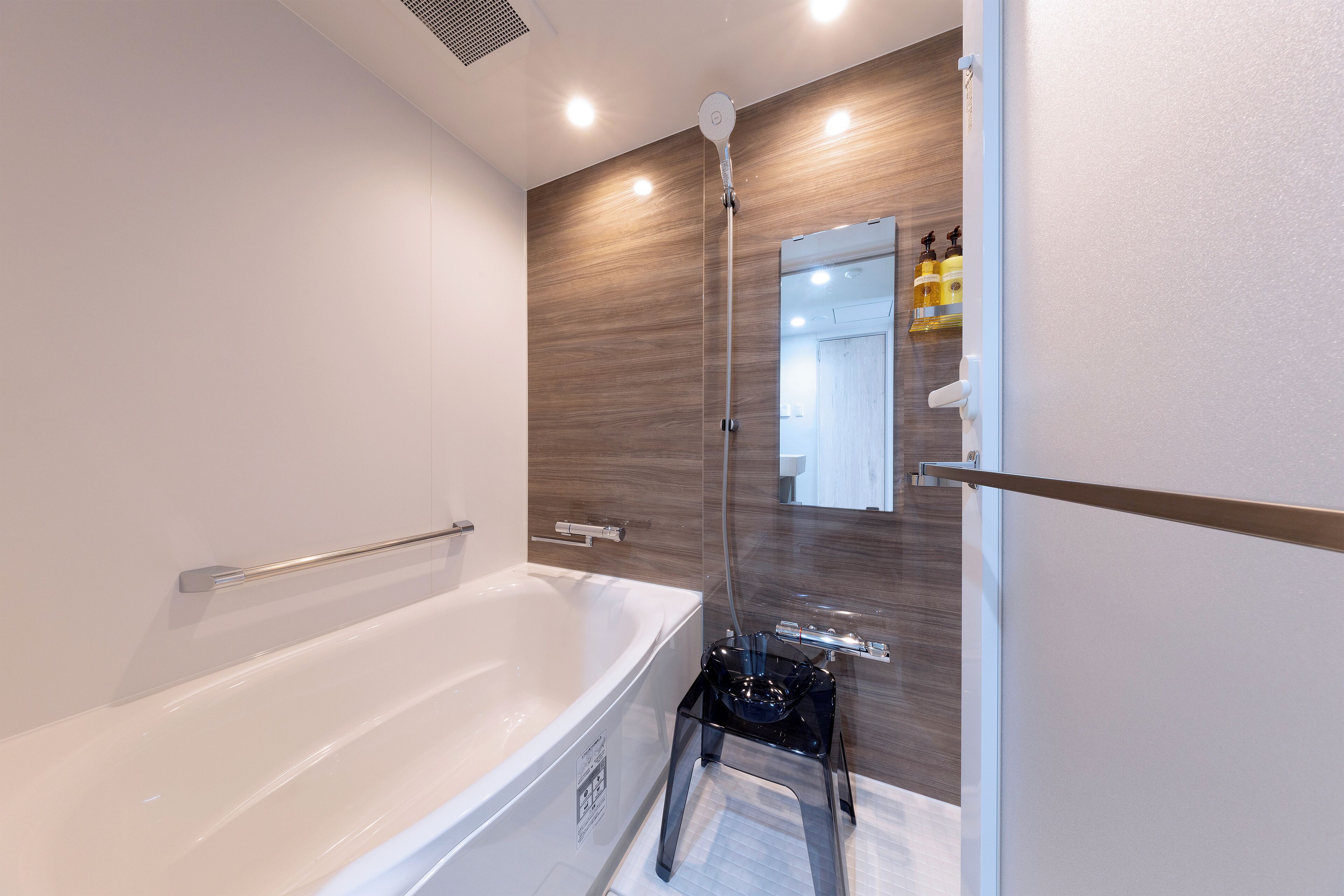 和モダンファミリールーム 禁煙 | バスルーム | シャワー付き浴槽、バスアメニティ (無料)、ヘアドライヤー、スリッパ