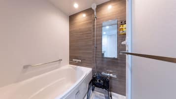 Family Room, Non Smoking | Bathroom | Combined shower/tub, free toiletries, hair dryer, slippers