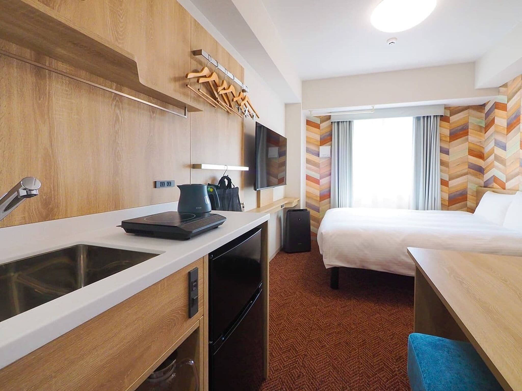 Een bureau, geluiddichte muren, gratis wifi, beddengoed