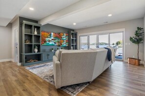 Smart TV, chimenea, estéreo, oficina