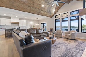 Smart TV, chimenea, estéreo y oficina 