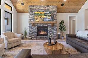 Smart TV, chimenea, estéreo, oficina