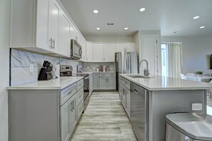 Microondas, horno, placa de cocina y lavavajillas