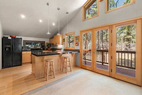 10 Minutes To Downtown, Pet Friendly, Cozy Studio!