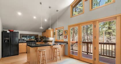10 Minutes To Downtown, Pet Friendly, Cozy Studio!