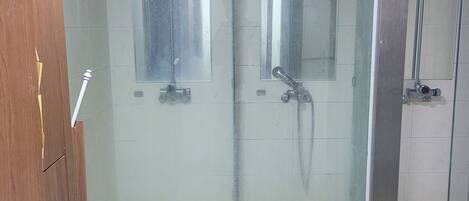 Serviettes fournies, papier de toilette