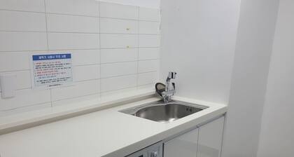 Charming 1-bedroom apartment in delightful Gangnam with AC, WiFi