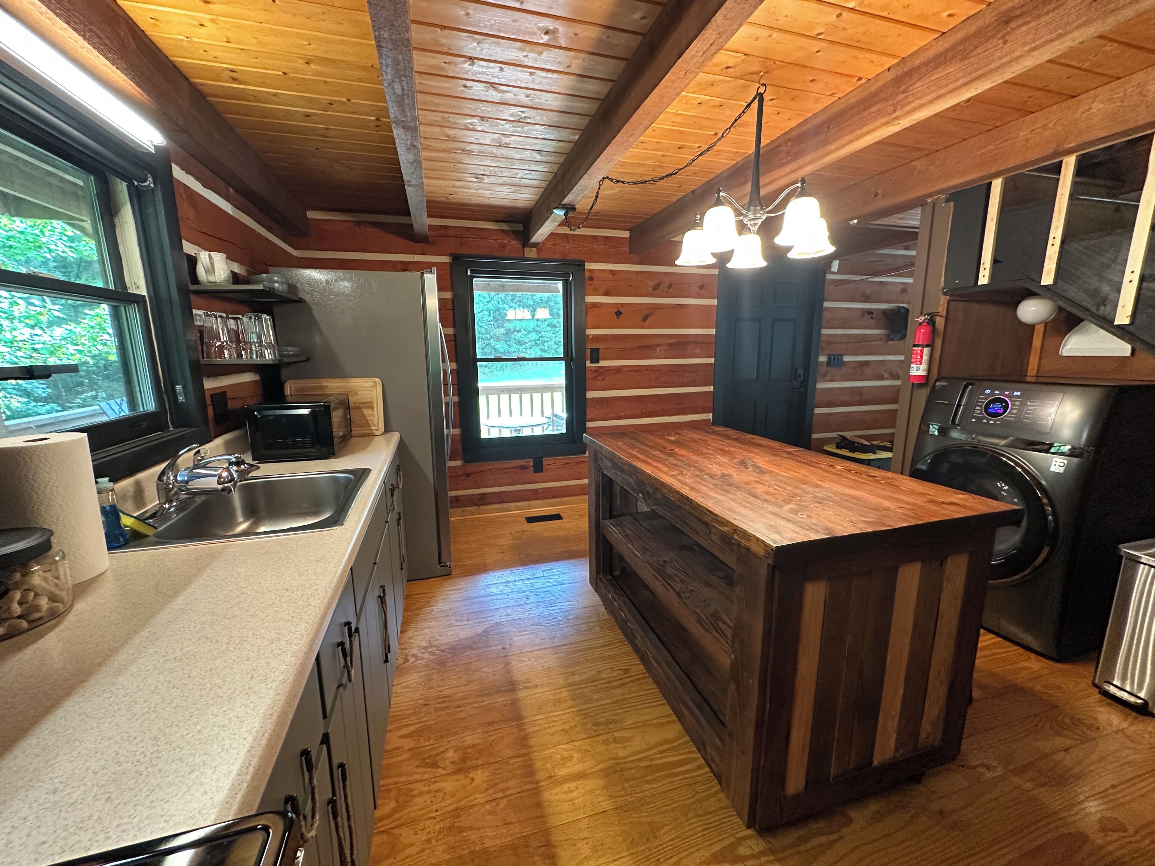 Kylskåp, mikrovågsugn, ugn och spishäll