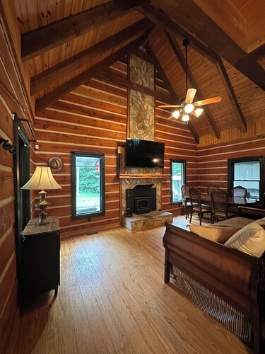 Spring Hideaway Retreat Cabin - a Wildlands Collection property