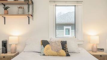 3 bedrooms, desk, iron/ironing board, travel cot