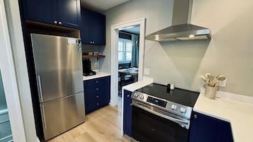 Microondas, utensilios de cocina y comedor