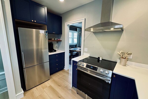 Micro-ondes, batterie de cuisine, vaisselle et ustensiles