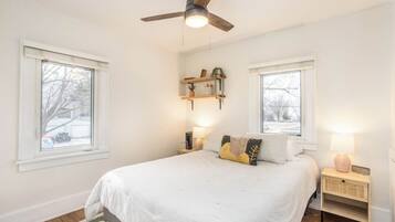 3 bedrooms, desk, iron/ironing board, travel crib