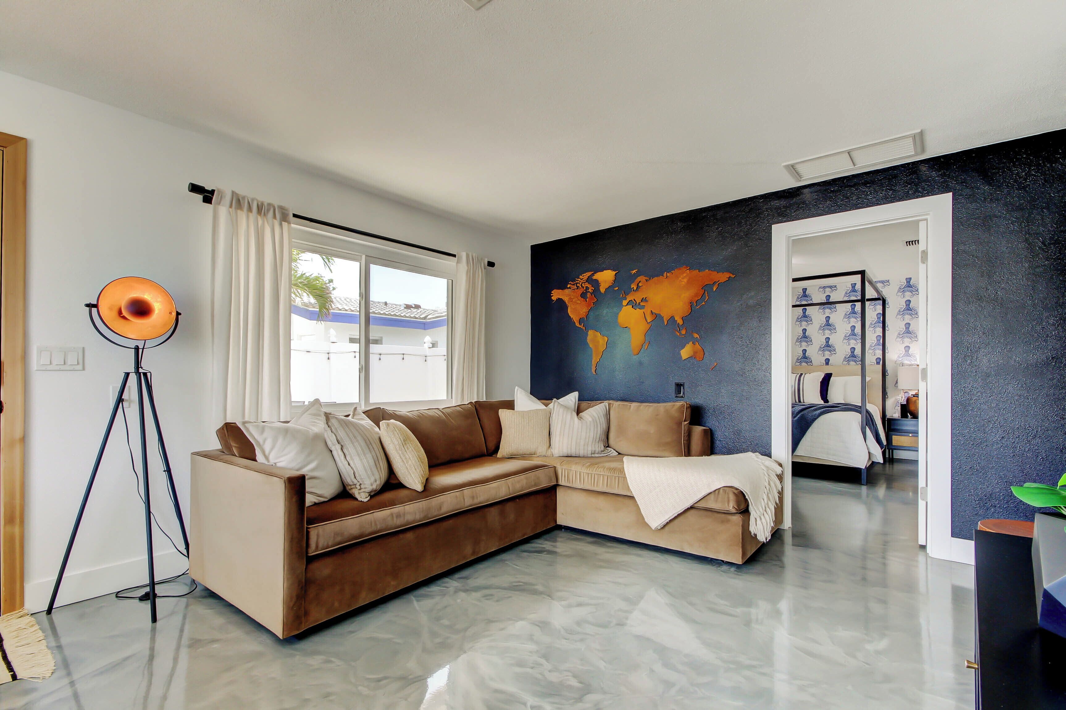 2 habitaciones, escritorio y tabla de planchar con plancha 