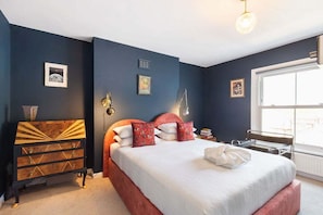 2 bedrooms, desk, iron/ironing board, internet