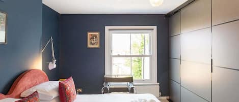 2 makuuhuonetta, työpöytä, silitysrauta/-lauta, internet