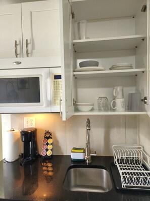 Micro-ondas, cooktop, cafeteira/chaleira, chaleira elétrica