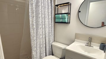Secadora de cabello, toallas, jabón, papel de baño