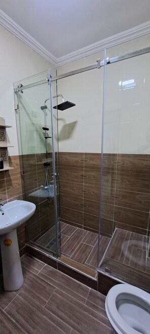 Serviettes fournies, papier toilette