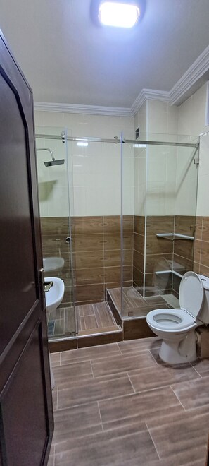 Serviettes fournies, papier toilette